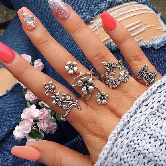 Jewelry - NWT Vintage style Flower Rings Set